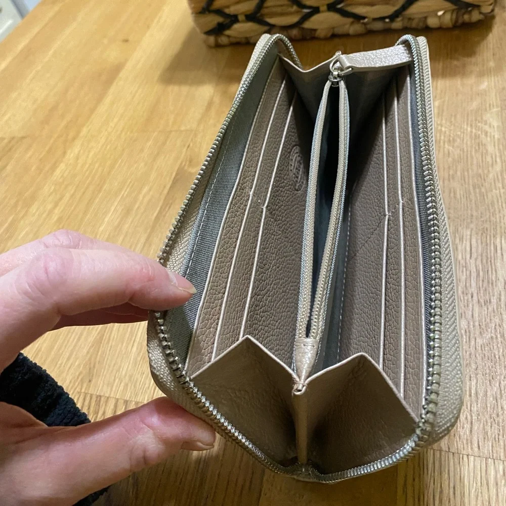 ROOTS LEATHER Cloud Zip Around Clutch USED ONCE ONLY - Picture 5 of 10